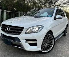 Mercedes Benz ML 350D gari nzuri ya kutembelea