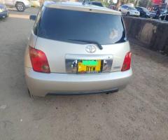 Hii hapa gari ndogo nzuri Toyota ist